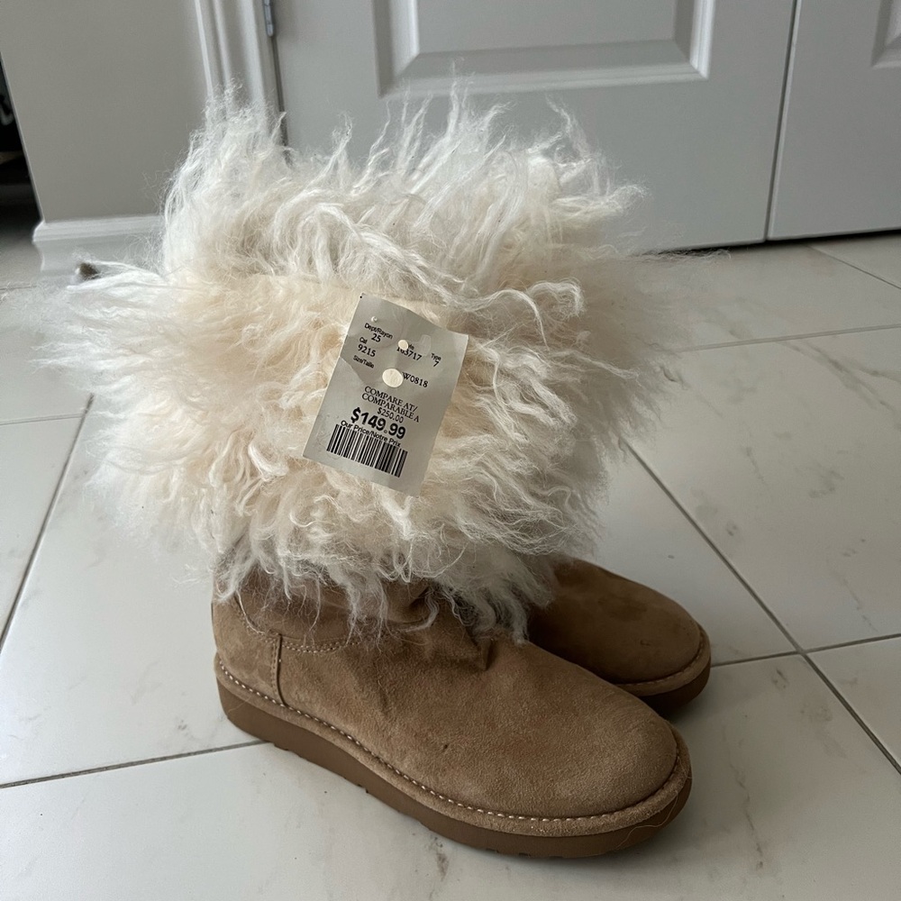 UGG Tan Suede Boots with Cream Fur Cuff - Picture 3 of 8